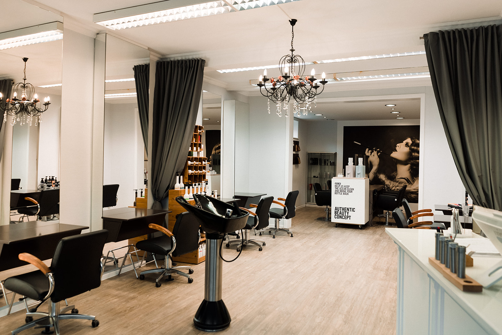 Salon-Innenraum mit Styling-Stationen